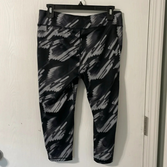 Under Armour Fitted Black & White Camo Print Capris Size Youth XL Women’s Medium - Picture 5 of 5